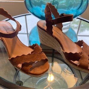 Beautiful versatile wedge sandals